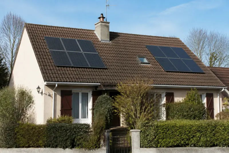 Rangée de maisons de ville dont les toits portent des panneaux solaires