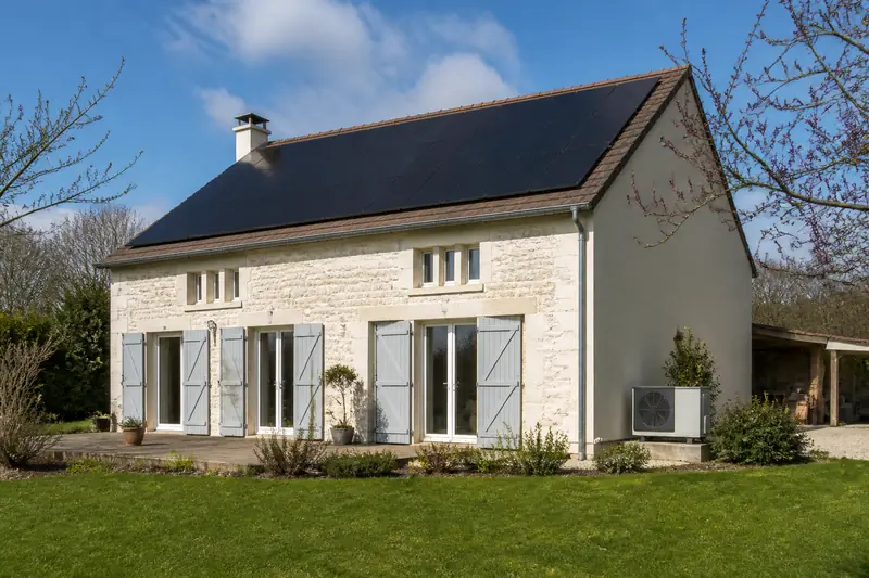 Grande maison sur les hauteurs avec une installation solaire sur le toit en tuiles